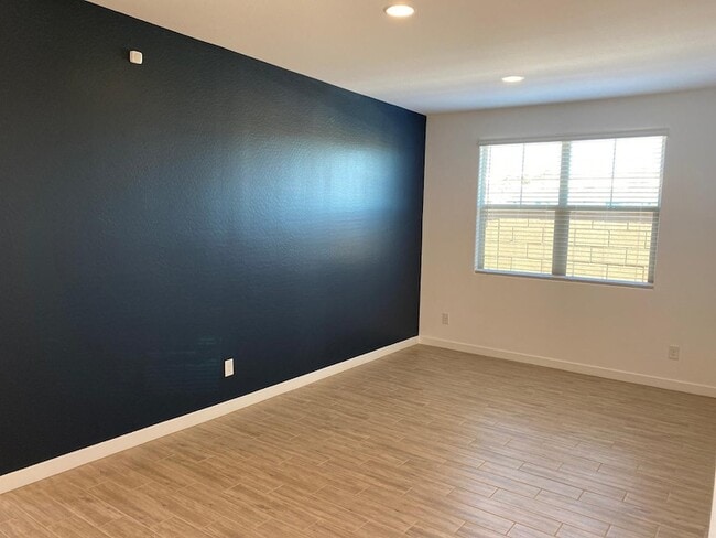 Building Photo - 130 E Elmwood Pl