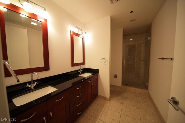 Building Photo - 4575 Dean Martin Dr