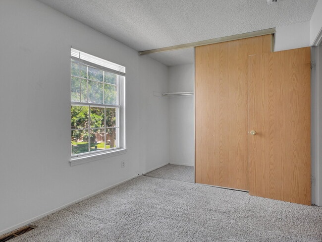 Building Photo - $1,675 // 2-Bed 1-Bath Charming Rowhome in...