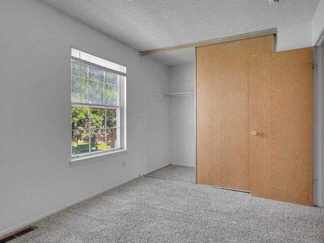 Building Photo - $1,795 // 2-Bed 1-Bath Charming Rowhome in...