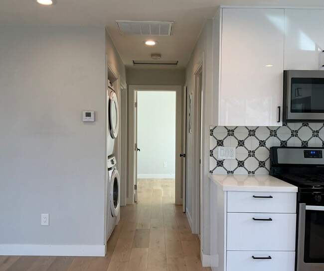 Building Photo - Move-In Ready Renovated 2BR in Sought-After Downtown Pleasanton