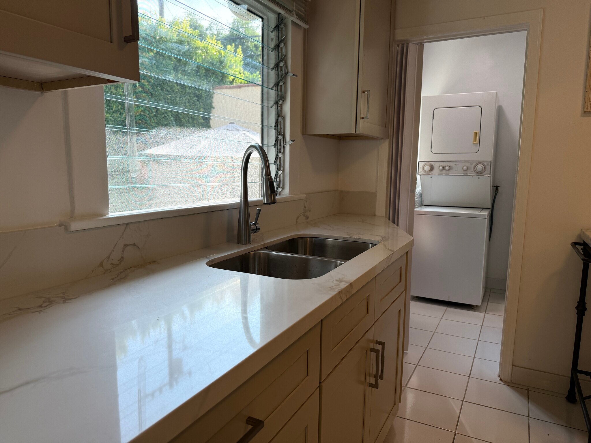 Building Photo - 8730 Rosewood Ave