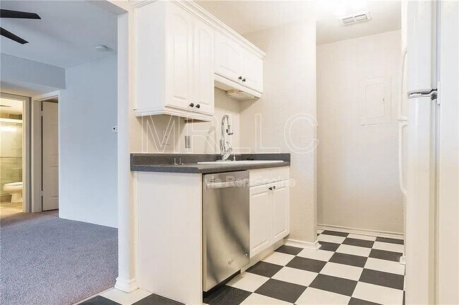 Building Photo - 4012 Ridglea Country Club Dr