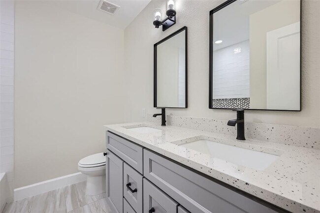 Building Photo - 3501 Santa Fe Dr