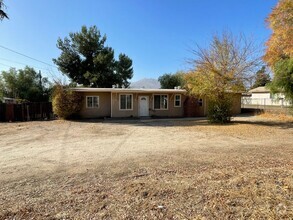 Building Photo - Spacious 4 bedroom