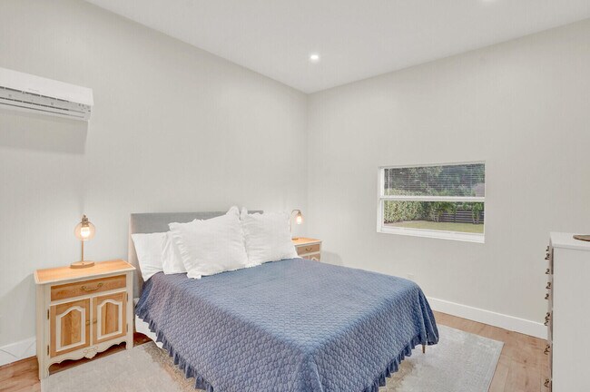 Building Photo - 727 Fernwood Dr