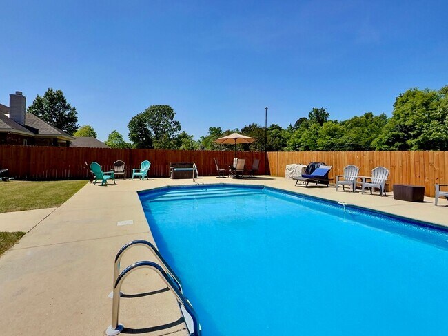 Building Photo - 4 Bed, 2 Full Bath Home w/ In-Ground Pool in Desirable Lake Forest!