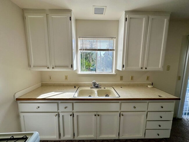 Building Photo - 2 Bedroom 2 Bathroom 2 Story House Walking...