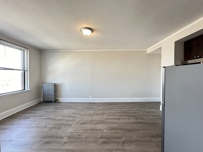 Building Photo - 3335 W Diversey Ave