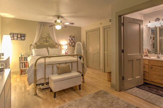 Building Photo - 1st Floor 1Bed/1Bath ALL Electric with W/D...