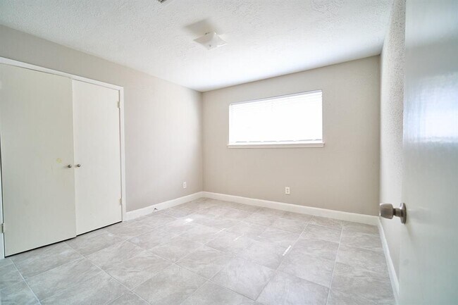 Building Photo - 923 Kenforest Dr