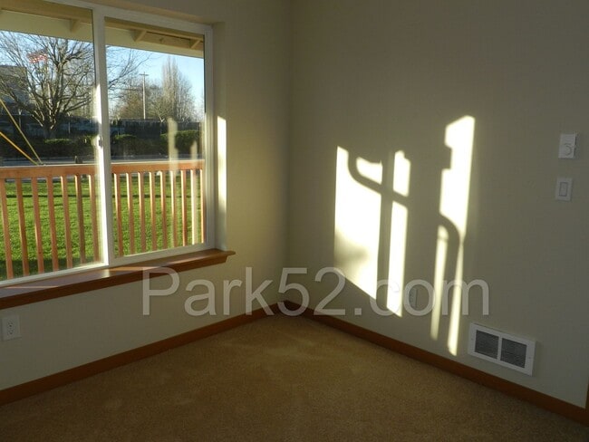 Building Photo - 3 bedroom 1.5 bathroom duplex in Fife!