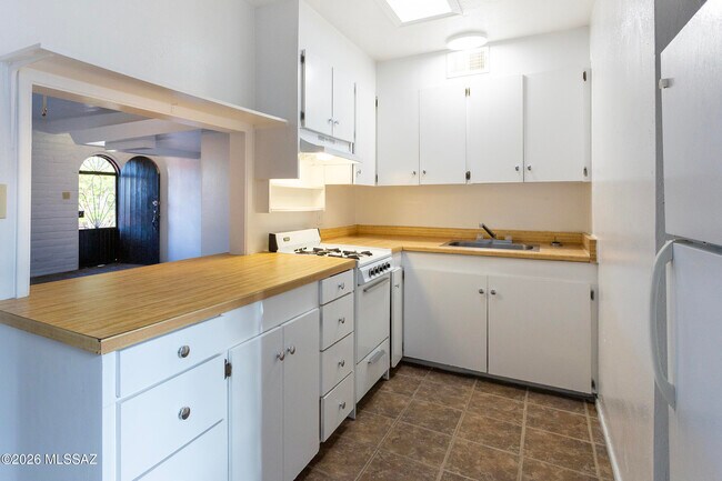 Building Photo - 565 N Macnab Dr