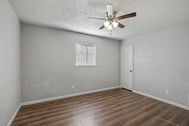Building Photo - 722 Prairie Creek Dr