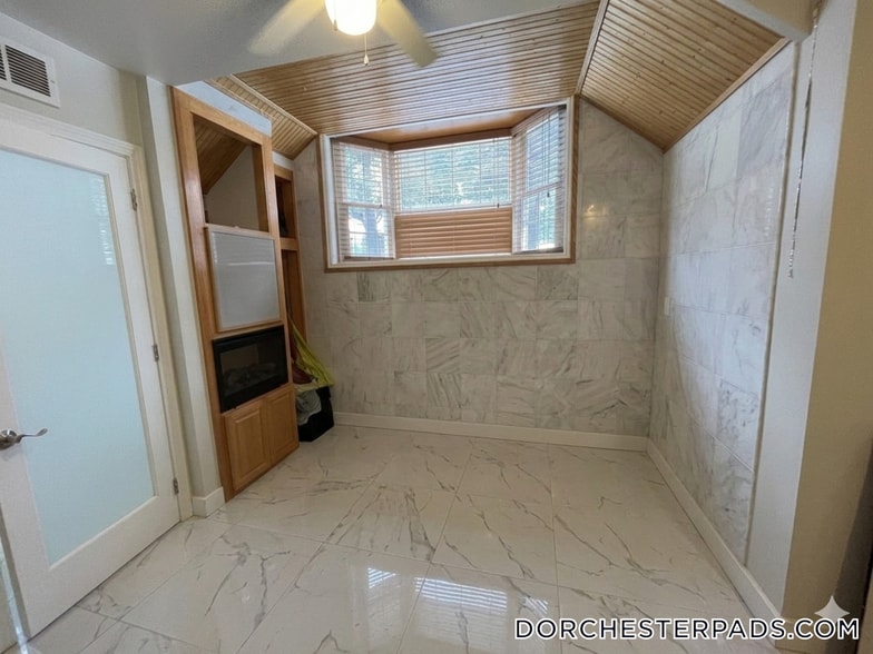 Building Photo - 235 Savin Hill Ave