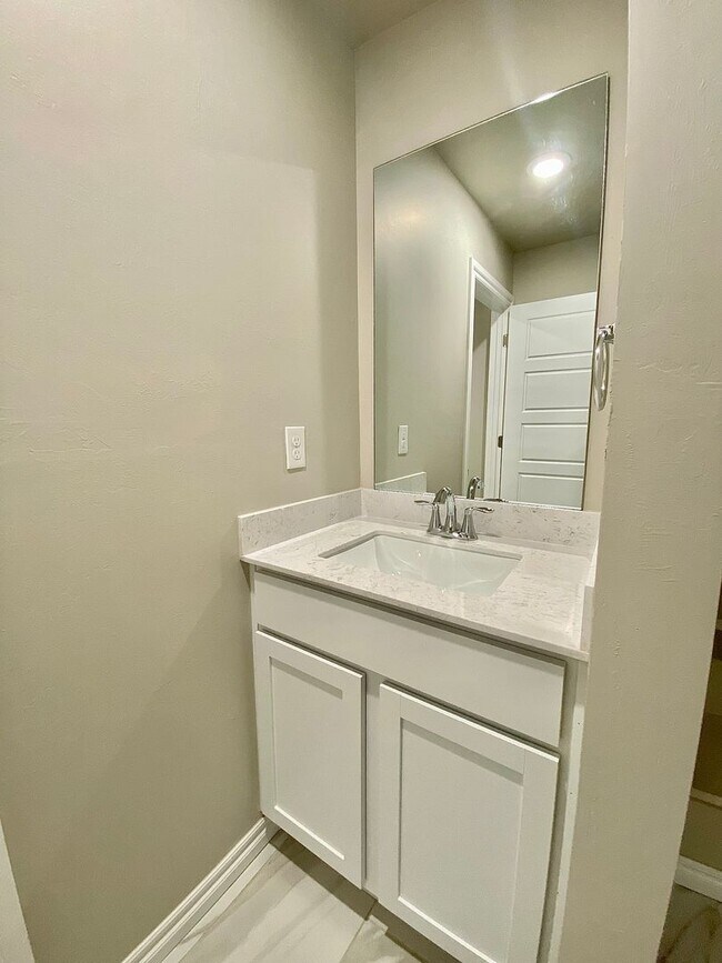 Building Photo - 4 Bed 2 Bath, w/Office in Deer Creek Schools