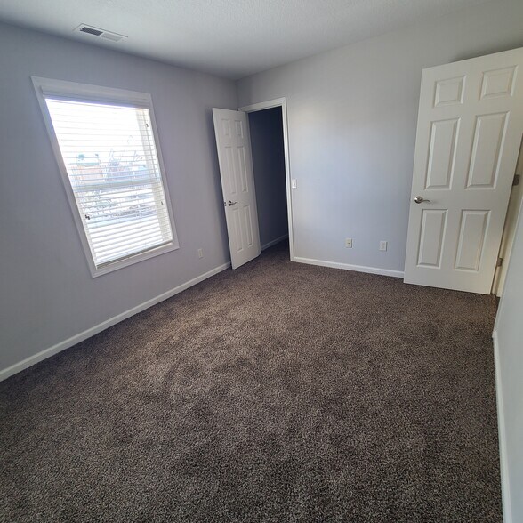 Building Photo - 10192 Greenmoor Dr