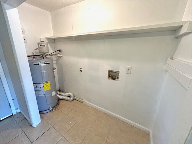 Building Photo - 3902 Buttercup Dr SW