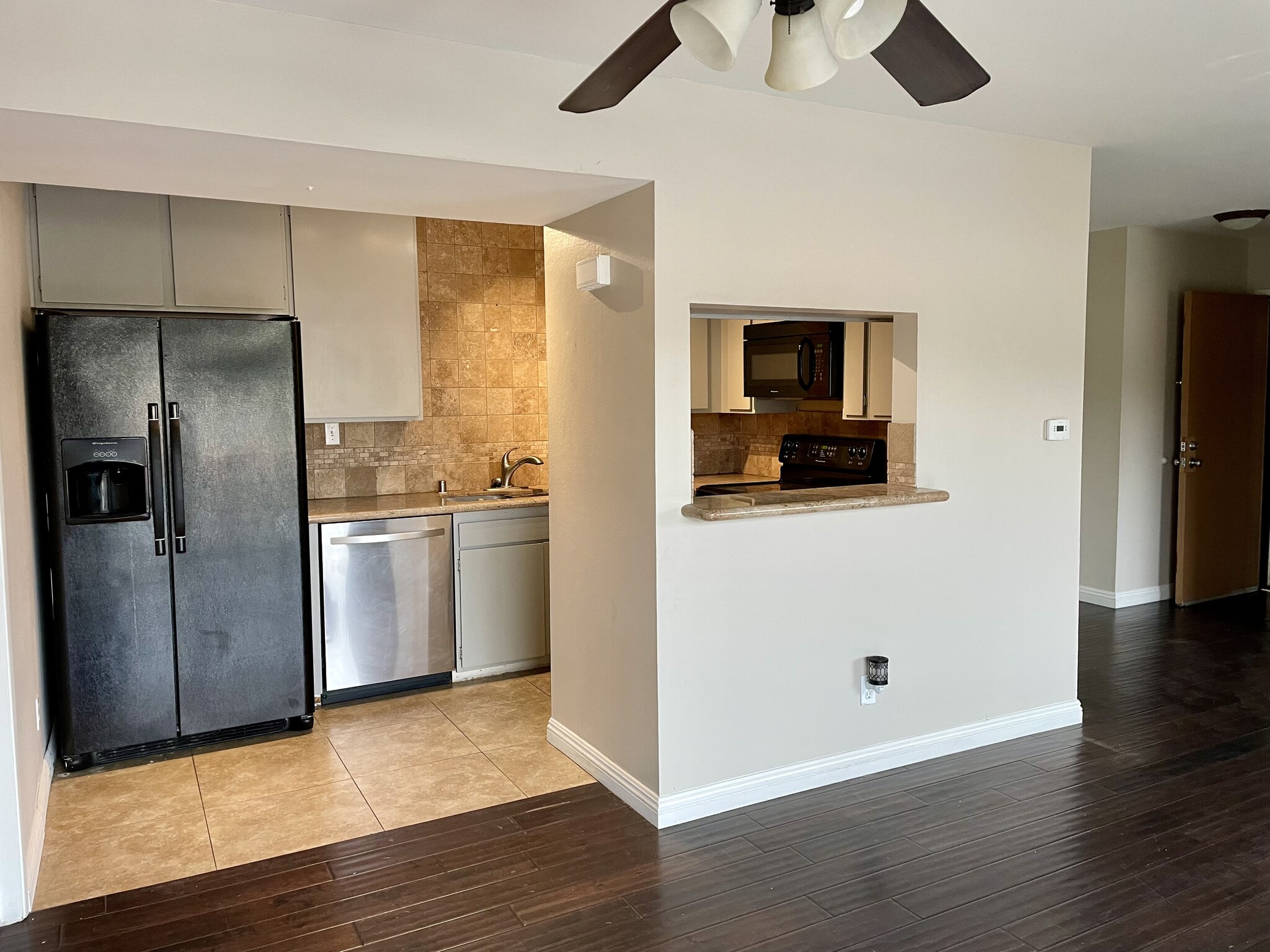 Kitchen - 6811 Alvarado Rd