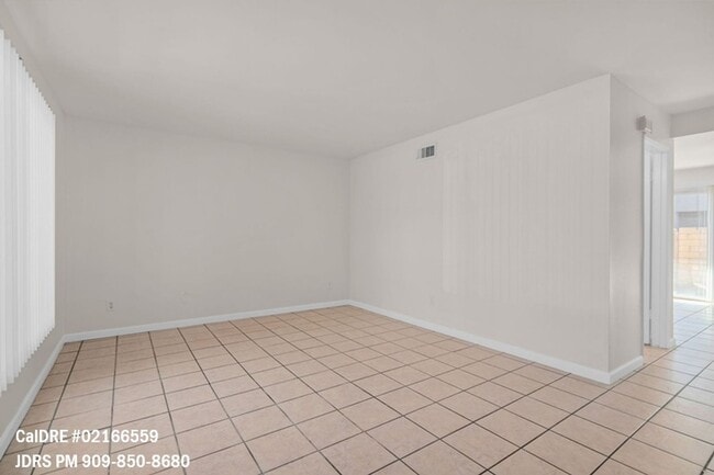 Building Photo - Walnut 3 Bedroom Townhouse