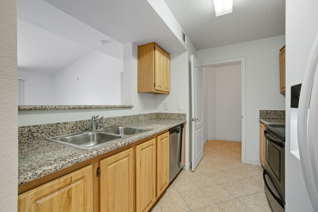 Building Photo - Beautifully maintained 1-story condo in Re...