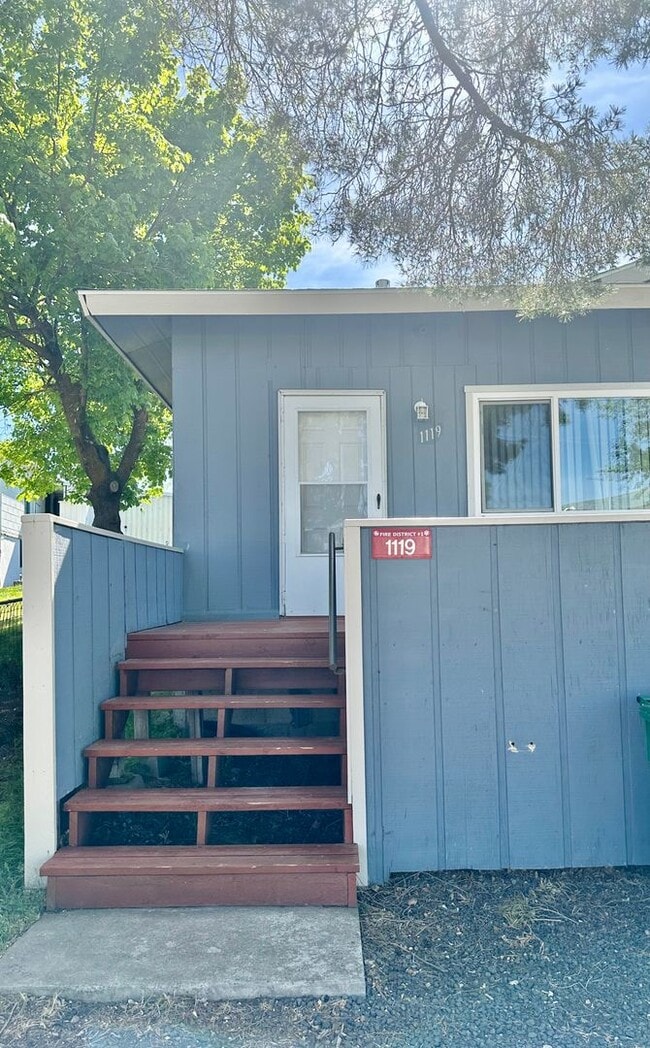 Building Photo - 2.2. miles to Sky Lakes Medical Center and Oregon Institute of Technology, 2bdrm 1 bath duplex