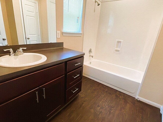 Building Photo - 8526 Homewood Ln