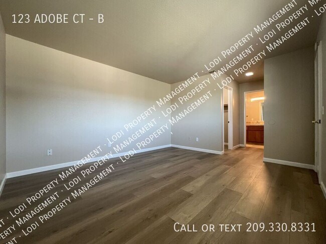 Building Photo - 123 Adobe Ct