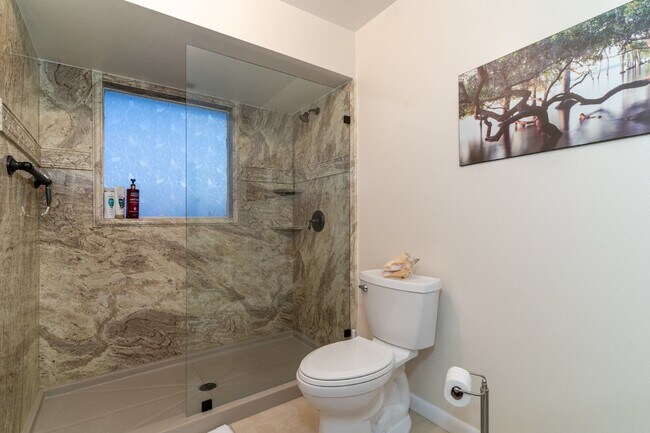 Building Photo - Gorgeous 2/2 condo at Indian Shores
