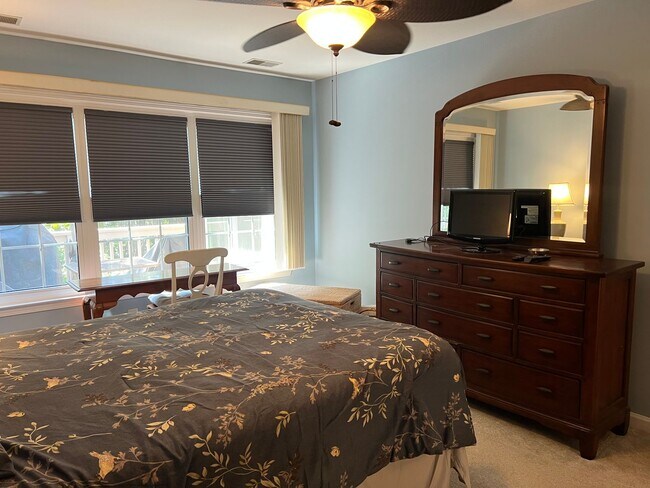 Building Photo - Lovely Condo in Shipyard with a Garage