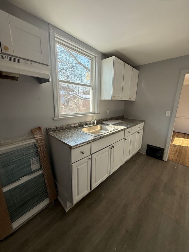 Building Photo - 3bd Single Section 8