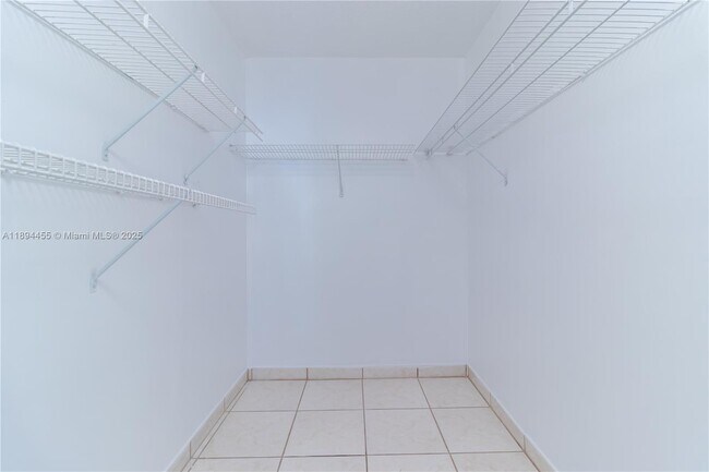 Building Photo - 14611 N Kendall Dr