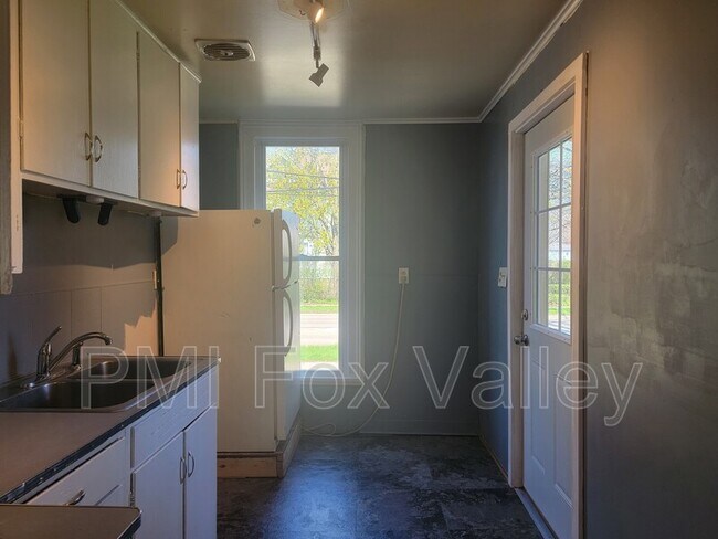 Building Photo - 305 E Doty Ave