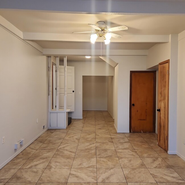 Building Photo - 911 W Leola St