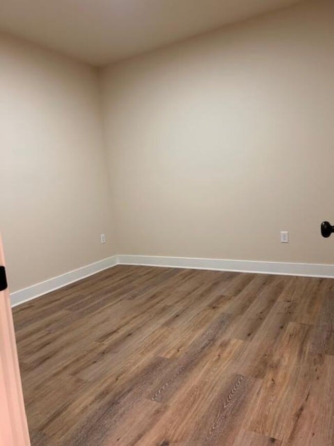 Building Photo - 483 E Harper St