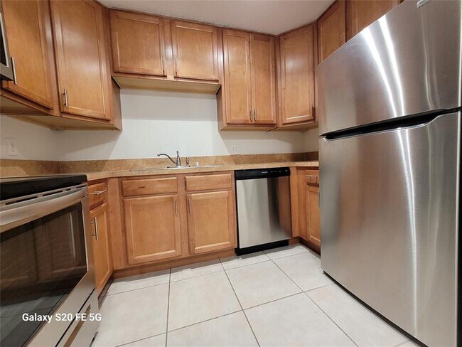 Building Photo - 10880 Royal Palm Blvd