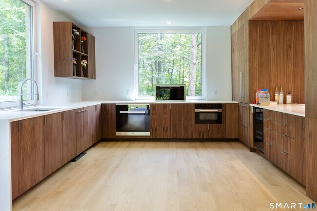 Building Photo - 205 E Hyerdale Dr