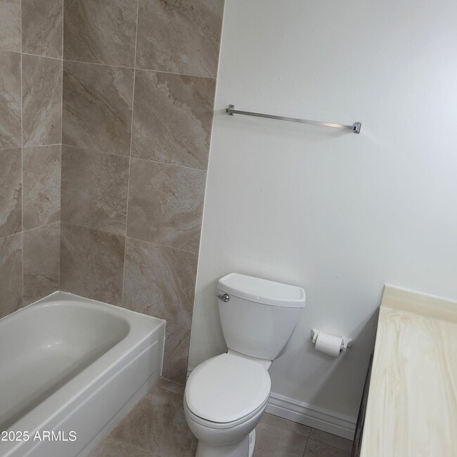 Building Photo - 1622 N Comanche Dr