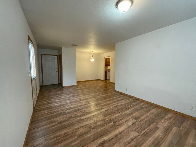 Building Photo - Nice 2BR/1BA in Joplin near MSSU campus! (upstairs unit with Balcony! ) HUD APPROVED!!