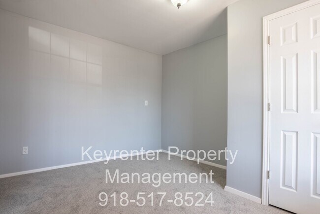 Building Photo - 4 Bedroom Home Available For Immediate Move In!!