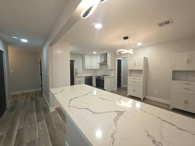 Building Photo - 24 Pilgrim Ln