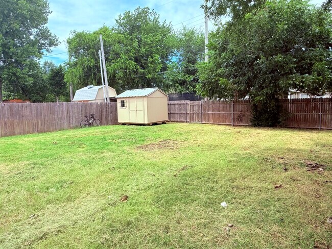 Building Photo - 3013 W Fairfield Ave