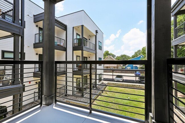 Building Photo - 3101 Govalle Ave