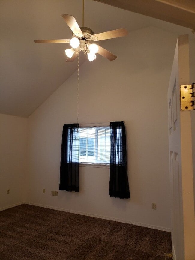Building Photo - STATUS:RENTED-| R122 | $1795