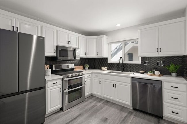 Building Photo - 1704-1710 Hanford Dr