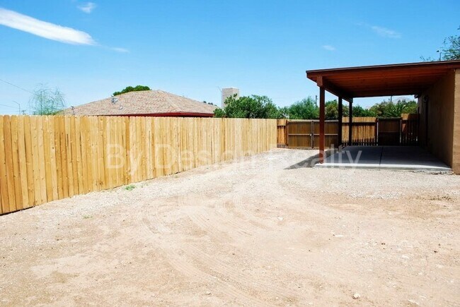 Building Photo - Recently Updated - 3 Bed 2 Bath - Large Ga...