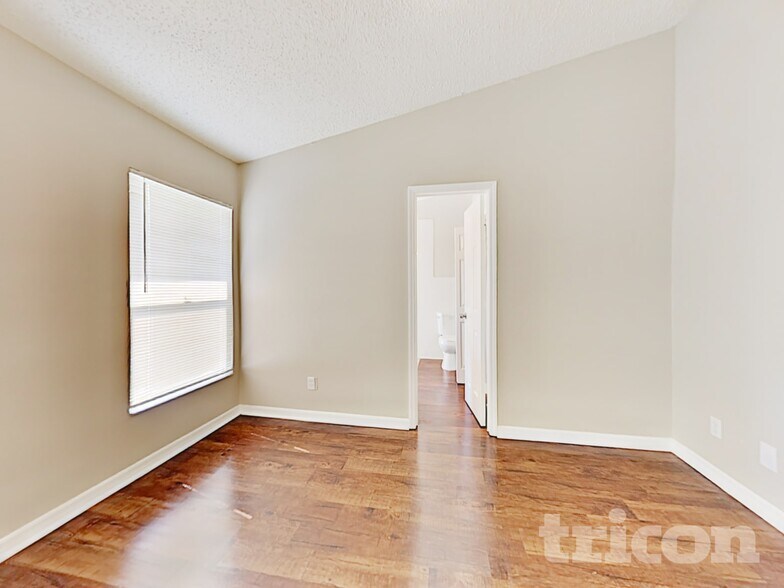 Building Photo - 2025 Helm Ln
