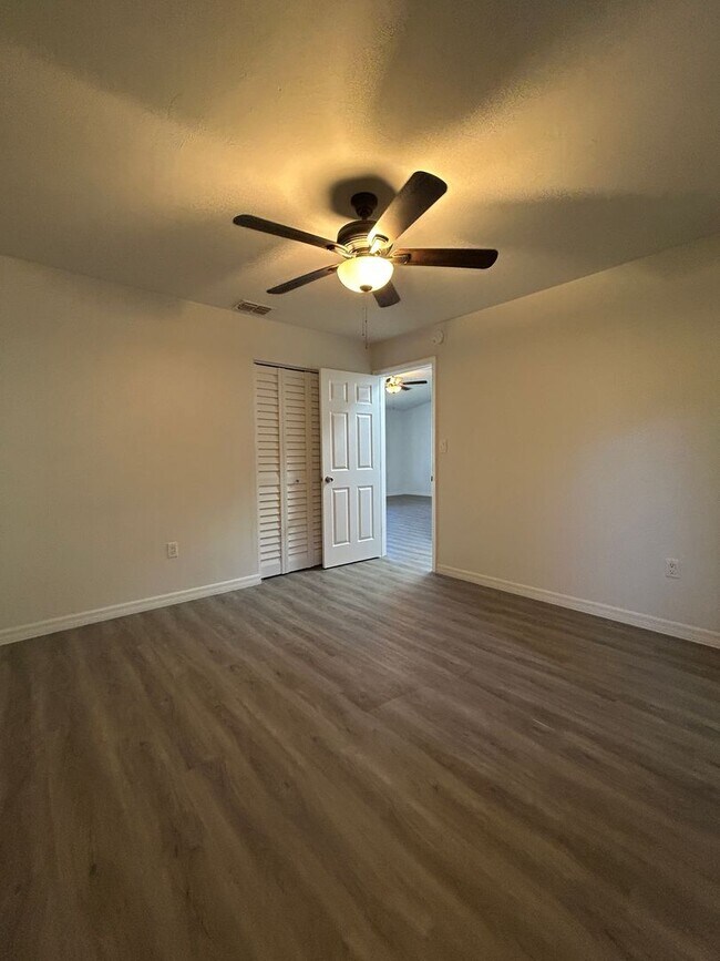 Building Photo - 2 bed 1 Bath Condo