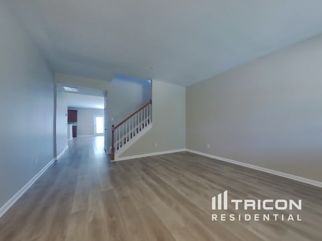 Building Photo - 383 Roseglen Dr NW