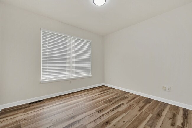 Building Photo - 270 Oaknoll Ave